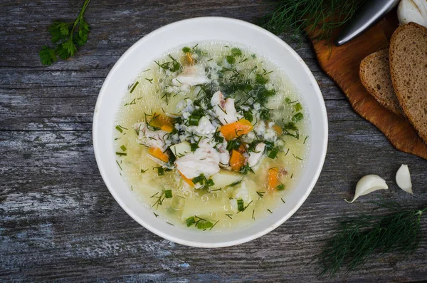 Soupe de poisson maison sur fond en bois. Concentration sélective. Vue du dessus — Photo