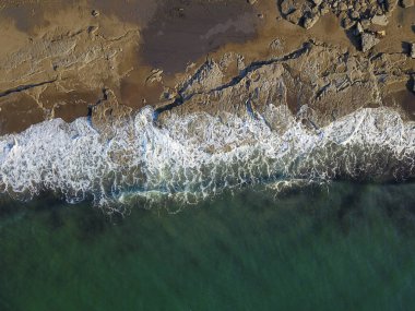 Bilbao İspanya 'ya gelen ve dalgaları kıran kayalık bir kıyı şeridinin hava fotoğrafı.