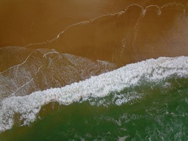 Biscay Körfezi 'ne büyük dalgaların ulaştığı geniş kumlu bir sahil manzarası.