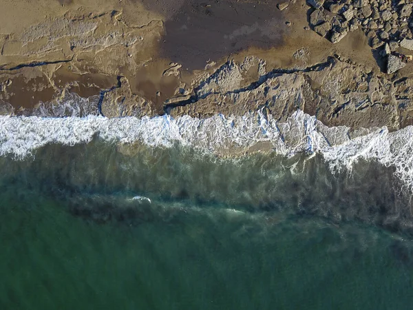 Letecká Fotografie Skalnatého Pobřeží Připlouvajícími Rozbíhajícími Mořskými Vlnami Bilbau Španělsko — Stock fotografie