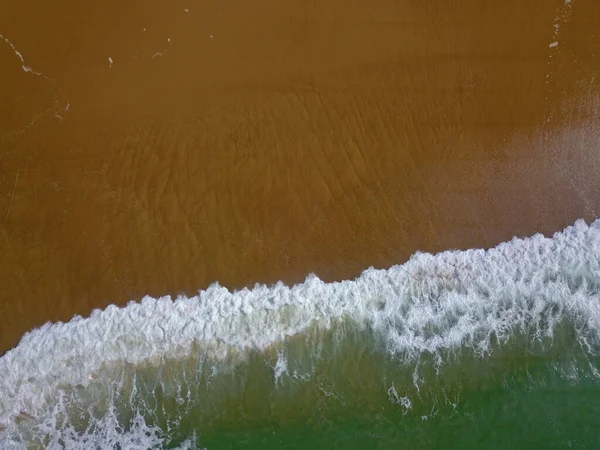 Vista Aérea Uma Ampla Praia Areia Com Grandes Ondas Oceânicas — Fotografia de Stock