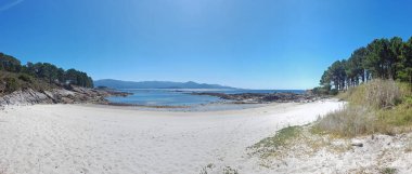 Kuzey İspanya 'da Galiçya' da Atlantik Okyanusu 'ndaki bir körfeze bakın.