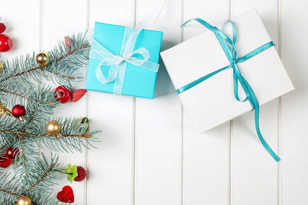 Weihnachtsgeschenkboxen mit Dekorationen auf Holzgrund. — Stockfoto