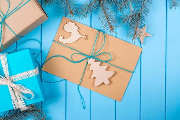 Рождественский фон с украшениями и подарочными коробками. — стоковое фото
