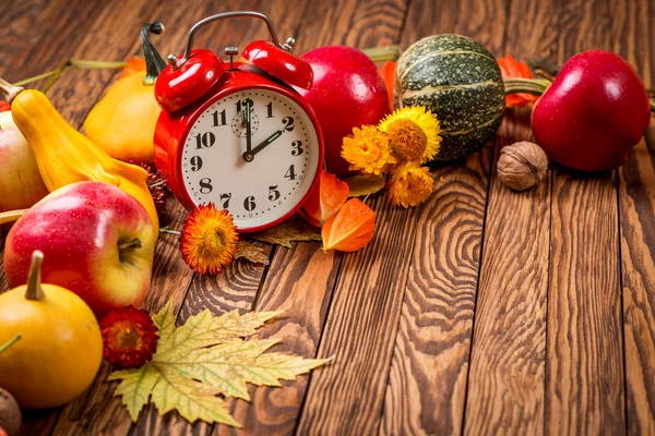 Fondo de otoño y despertador en tableros de madera. Espacio para tu texto. Enfoque selectivo . — Foto de Stock