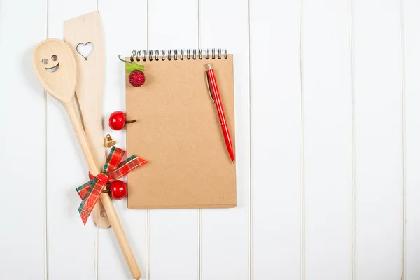 Livro de receitas de Natal no fundo do woodem . — Fotografia de Stock