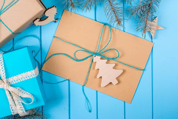 Weihnachten Hintergrund mit Dekorationen und Geschenkboxen. — Stockfoto