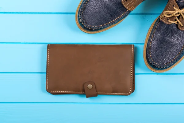 Mannen-accessoires met bruine tas en schoenen. Bovenaanzicht op houten achtergrond. — Stockfoto