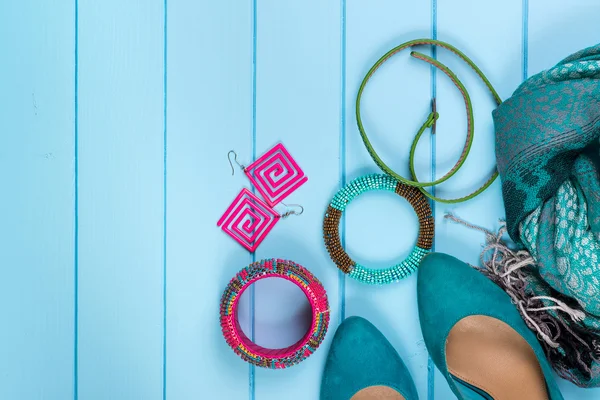 Conjunto de acessórios femininos na moda em fundo de madeira azul — Fotografia de Stock