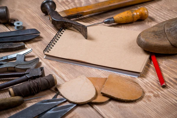 Sada nástrojů, Poznámkový blok, tužku pro ševce na dřevěné pozadí. — Stock fotografie