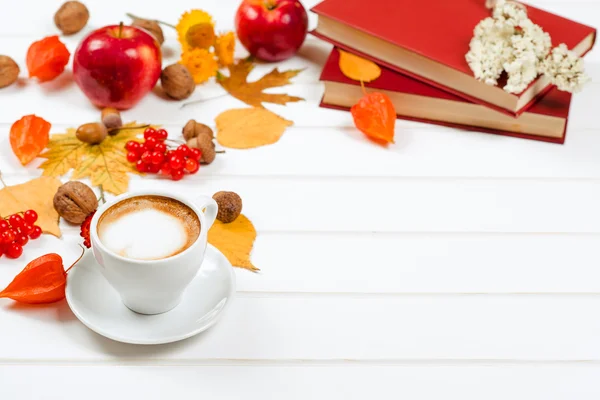 Outono fundo, xícara de cappuccino, livros, espaço para texto . — Fotografia de Stock