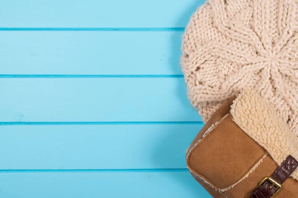 Set of womens knitted beret and winter bag on a wooden background. — Stock Photo, Image