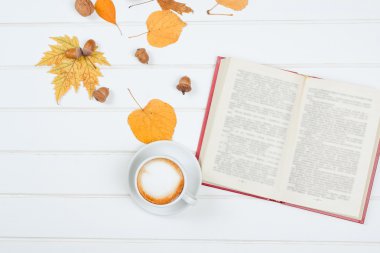 Fincan kapuçino üstten görünüm sonbahar arka plan üzerinde.