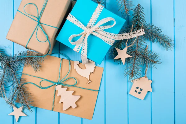 Weihnachten Hintergrund mit Dekorationen und Geschenkboxen. — Stockfoto