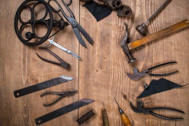 Kunduracı için bir araç üzerinde ahşap arka plan ayarlayın. Kopya alanı.