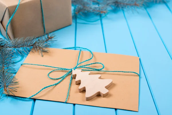 Karácsonyi háttér dekorációk és ajándékdobozok. — Stock Fotó