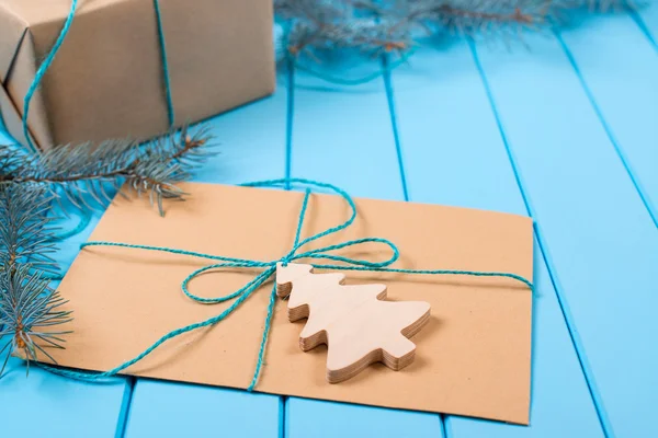 Weihnachten Hintergrund mit Dekorationen und Geschenkboxen. — Stockfoto