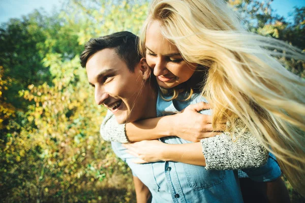 Una joven pareja amorosa caminando al aire libre en el parque . — Foto de Stock