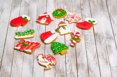 Noel renkli gingerbread çerezleri üzerinde beyaz tahta adam