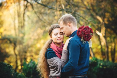 Güzel genç seven çift açık havada parkta yürüyüş.