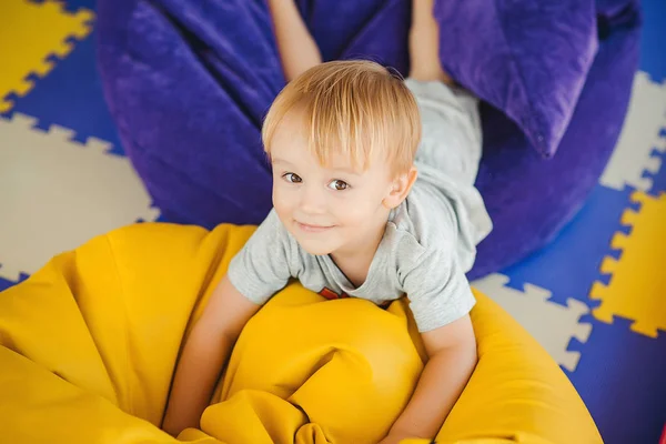Retrato de un lindo niño jugando en el parque infantil en el jardín de infantes —  Fotos de Stock