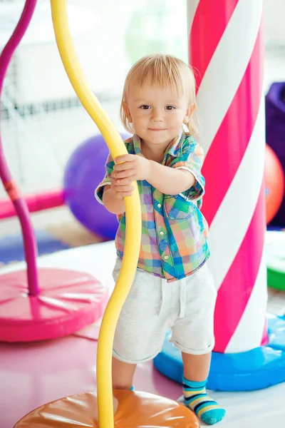 Lindo niño jugando con juguetes en el patio de infantes . —  Fotos de Stock