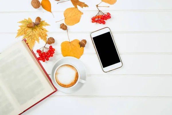 Xícara de cappuccino perto de telefone celular no fundo do outono. Topo vi — Fotografia de Stock