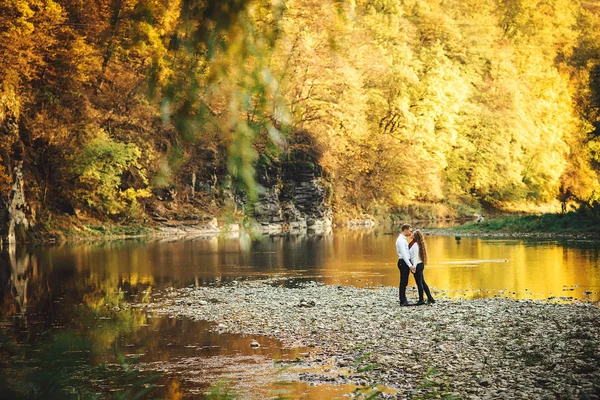 Bonito jovem casal amoroso andando ao ar livre no parque . — Fotografia de Stock