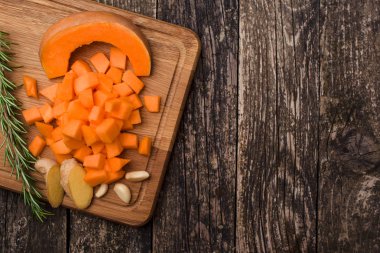 Balkabağı çorbası pişirme eve. Yönetim Kurulu, tohum ve çorba için malzemeler kabak parçaları.