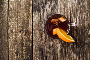 Baharat ahşap arka plan üzerinde mulled şarap. Üstten Görünüm. Metin için yer.