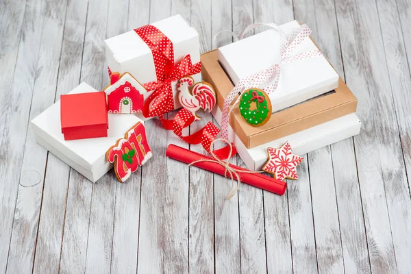Рождественские подарки коробки на деревянном фоне. Концепция 2017 нового года  . — стоковое фото