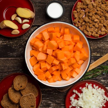 Balkabağı çorbası pişirme eve. Yönetim Kurulu, tohum ve çorba için malzemeler kabak parçaları.