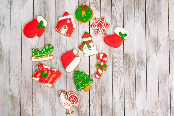 Christmas colorful gingerbread cookies on white wooden background. — Stock Photo, Image