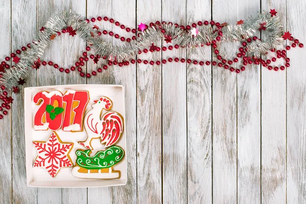 Karácsonyi ajándék doboz-val mézeskalács cookie-kat a fehér fa háttér. — Stock Fotó
