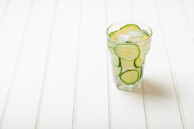 Suyu Detoks salatalık ve limon ile.