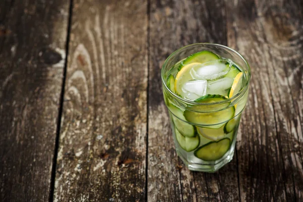 Detox water met komkommer en citroen . — Stockfoto