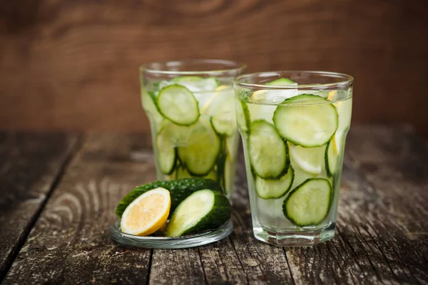 Desintoxicação de água com pepino e limão  . — Fotografia de Stock