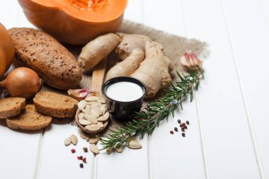 Kabak ve Beyaz ahşap arka plan üzerinde yemek pişirmek için malzemeler. Vejetaryen yiyecekler, sağlık veya pişirme kavramı.