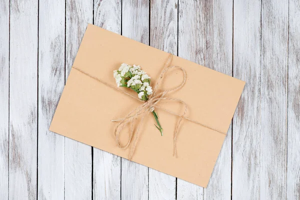 Carta de felicitación decorada con flores secas en el fondo de madera . — Foto de Stock