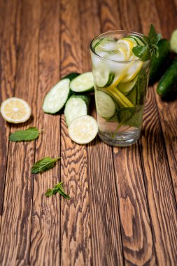 Limon, nane ve ahşap zemin üzerine salatalık su. Suyu Detoks.