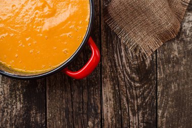 Ahşap arka plan üzerinde kabak püresi