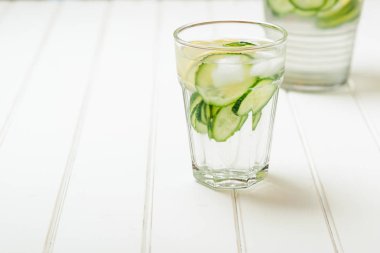 Suyu Detoks salatalık ve limon ile.