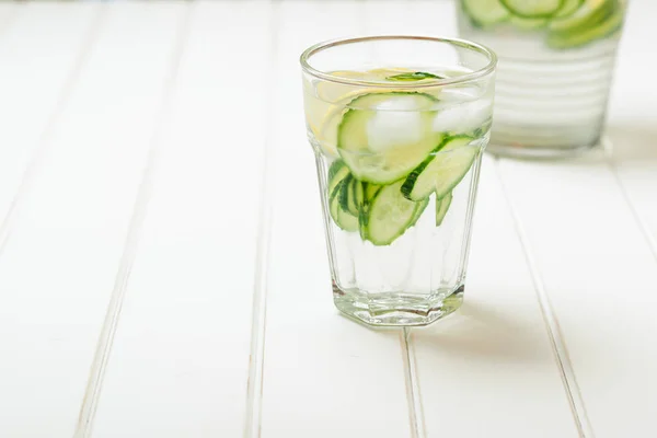 Desintoxicación de agua con pepino y limón . —  Fotos de Stock