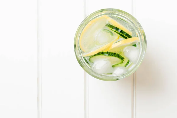 Detox air dengan mentimun dan lemon . — Stok Foto