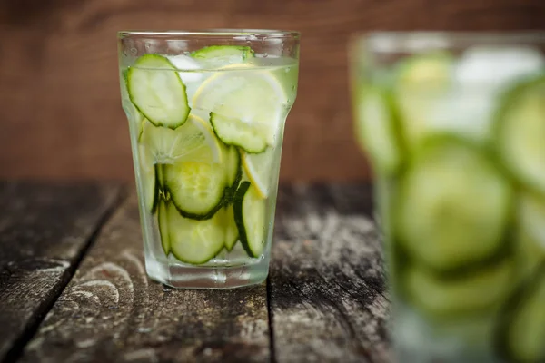 Desintoxicação de água com pepino e limão  . — Fotografia de Stock