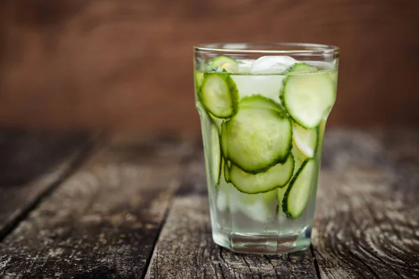 Desintoxicação de água com pepino e limão  . — Fotografia de Stock