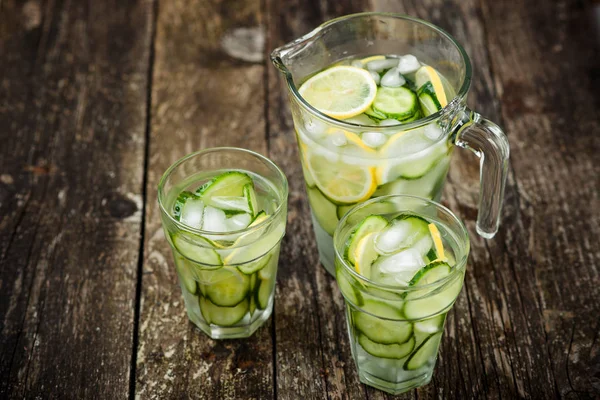 Water detox with cucumber and lemon. — Stock Photo, Image