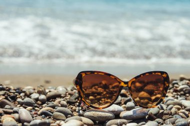 Deniz kıyısında güneş gözlüğü.