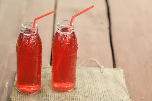 Två flaskor kallt stuvad frukt från blandade bär. — Stockfoto