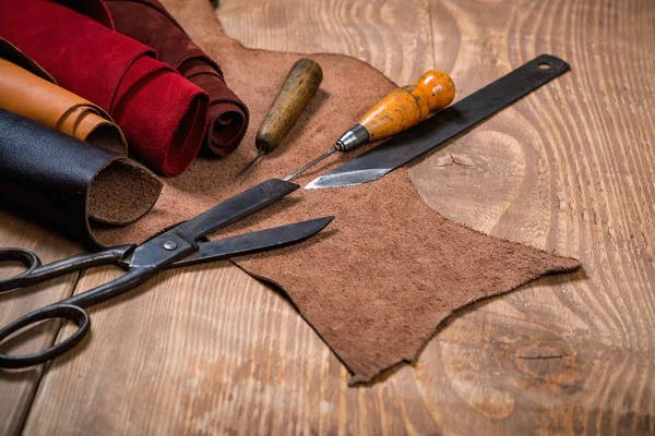 套上木制背景皮革工艺工具。工作场所的鞋匠. — 图库照片